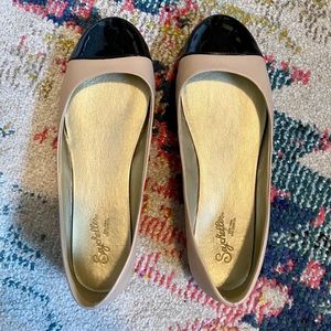 Seychelles nude leather upper/ black patent leather ballet flat